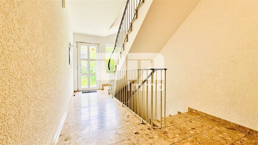 Hochwertig sanierte, ebenerdige Dreizimmerwohnung im EG mit Loggia + PKW-Stellplatz - Ebenerdiger Zugang